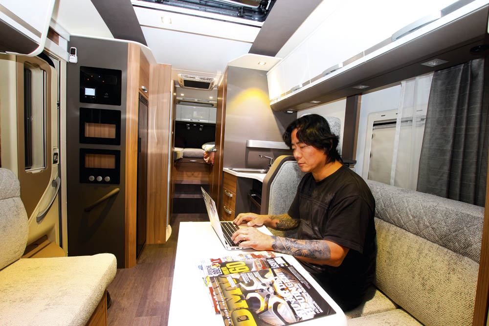 Adria Coral Supreme S670 DL dinett.