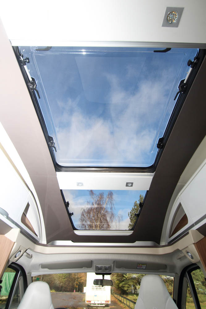 Adria Coral Supreme S670 DL panoramatak.