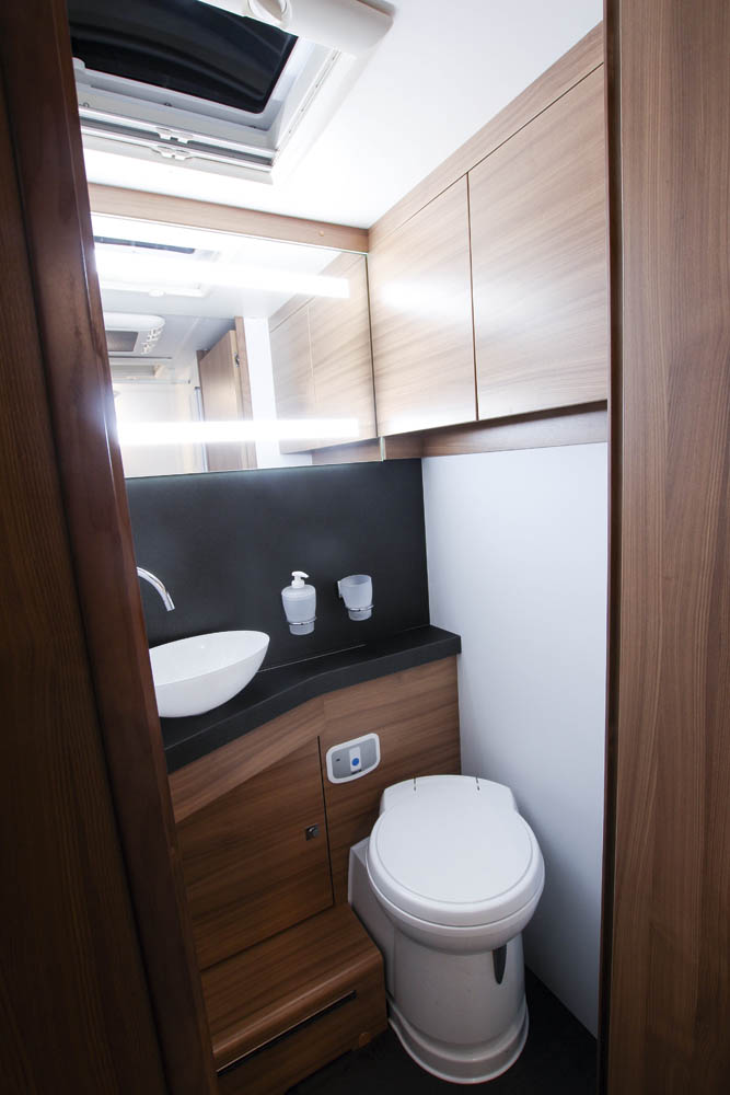 Adria Coral Supreme S670 DL badrum.