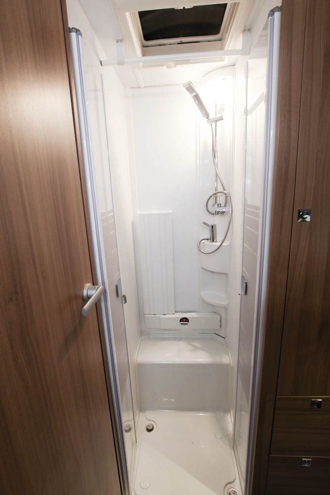 Adria Coral Supreme S670 DL dusch.