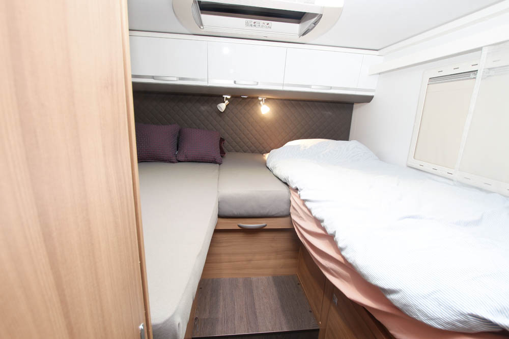 Adria Coral Supreme S670 DL höga långbäddar.