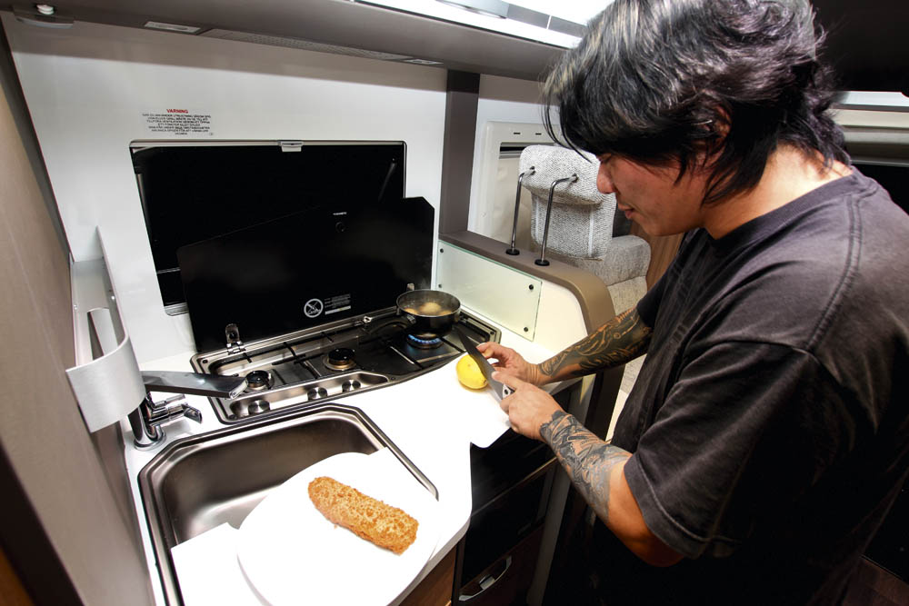 Adria Coral Supreme S670 DL kök.