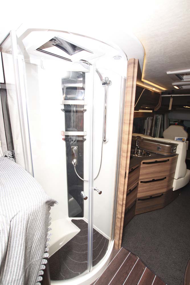 Knaus Sun I 700 LEG dusch