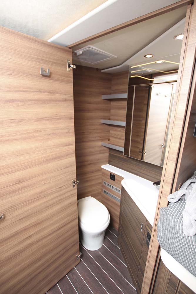 Knaus Sun I 700 LEG badrum