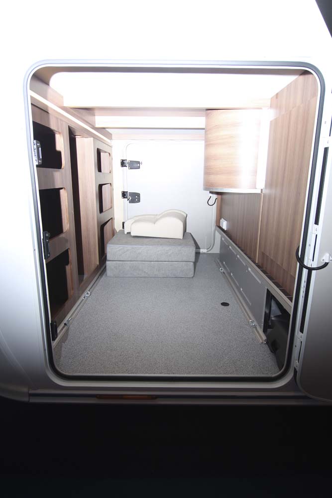 Knaus Sun I 700 LEG garage