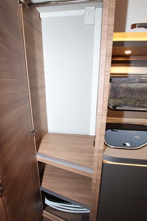 Weinsberg CaraCore 650 MF garderob.