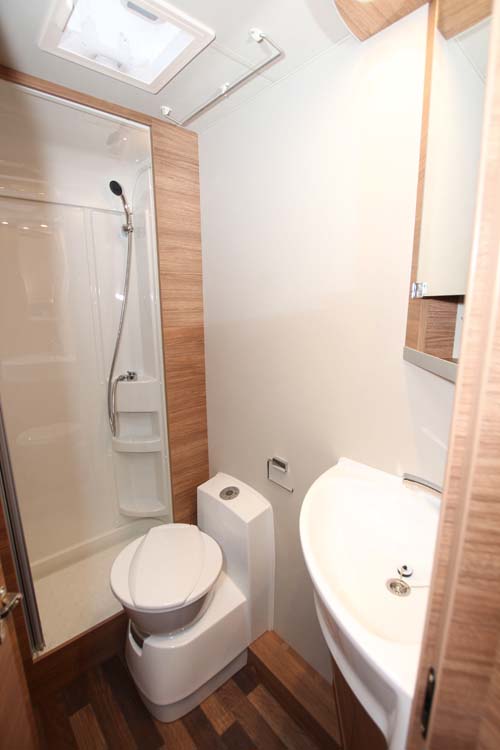 Weinsberg CaraCore 650 MF badrum.