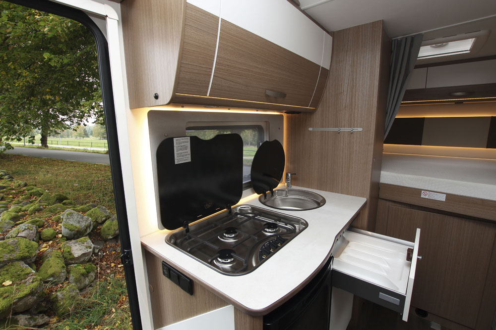 Carado A132 kök med trelågig spis, kylskåp under bänken, rund mindre ho med lock och en kökslåda.