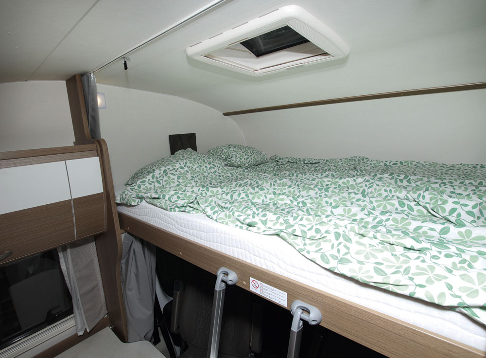 Carado A132 säng i alkov.