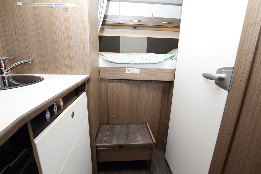 Carado A132 kök, trappsteg och säng