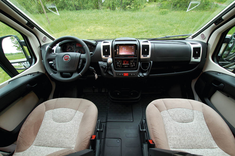 Carthago Van 640 LE förarhytt.