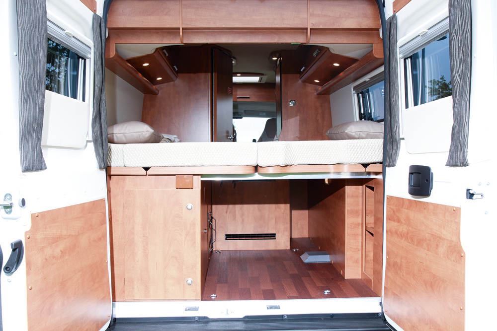 Carthago Van 640 LE sovrum bakifrån.