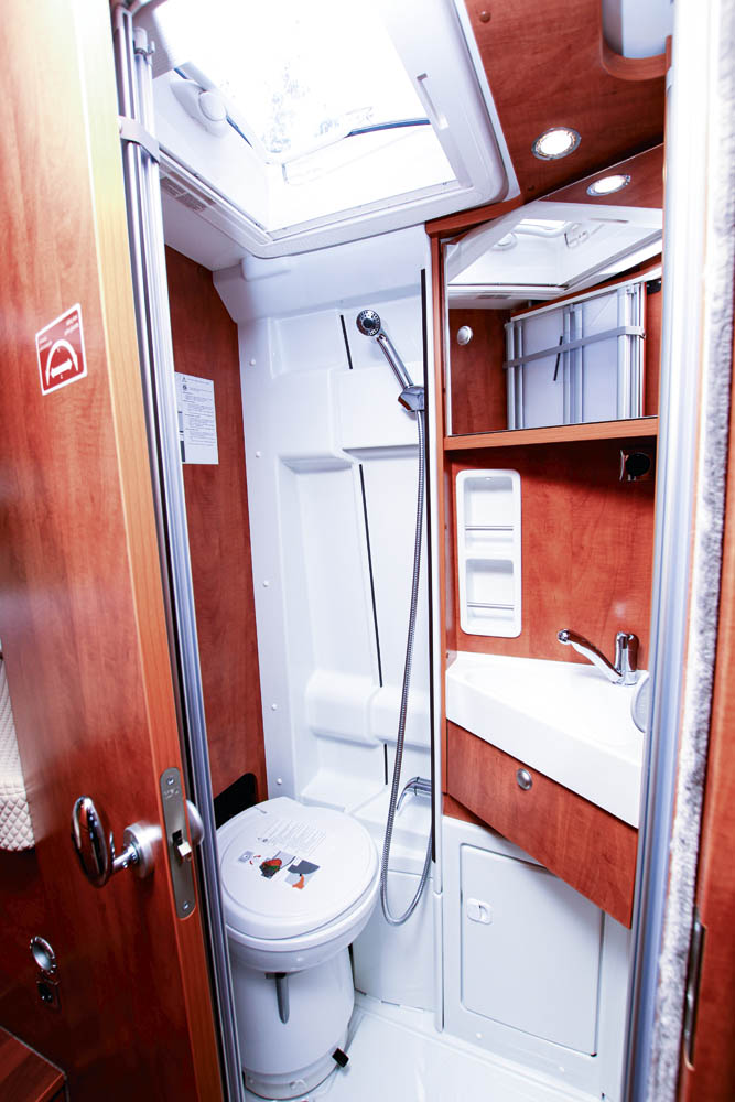 Carthago Van 640 LE badrum.