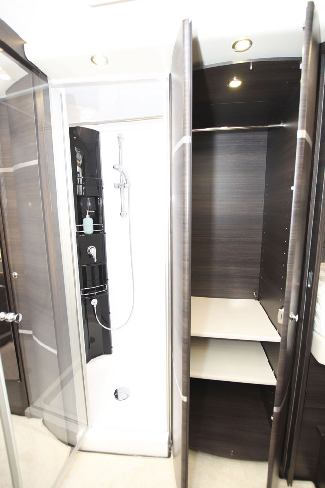 Concorde Charisma 790 L dusch och garderob.