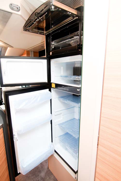 Ett så kallat TEC-tower med kyl, frys och ugn i Dethleffs Pulse T 7051 DBM