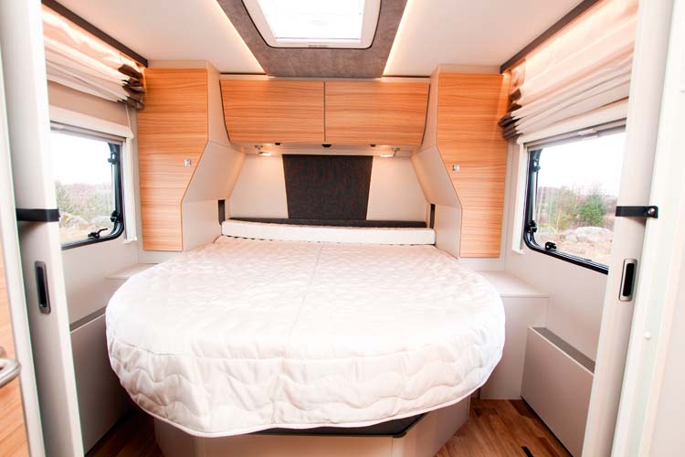 Queenbed i bakre sovrummet i Dethleffs Pulse T 7051 DBM