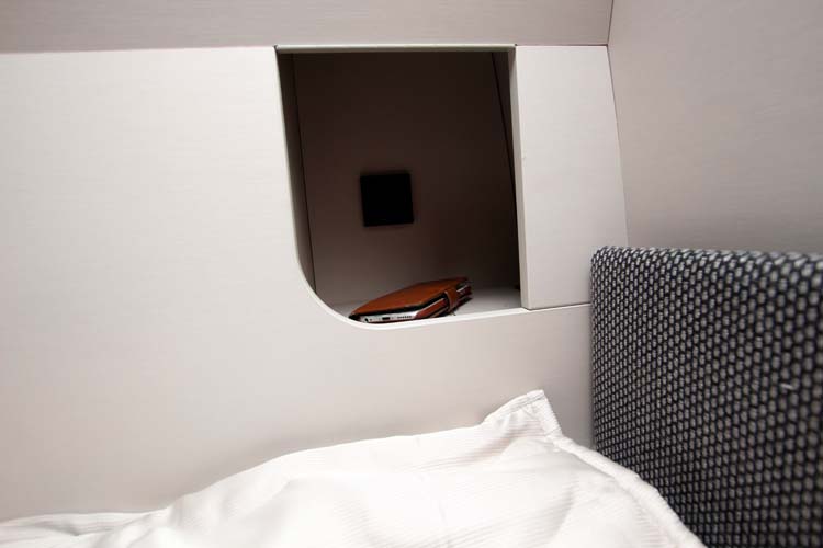 Fack för mobilen med eluttag vid sängen i bakre sovrummet i Dethleffs Pulse T 7051 DBM