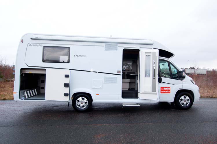 Dethleffs Pulse T 7051 DBM exteriört. Husbilen har genomgående garage.