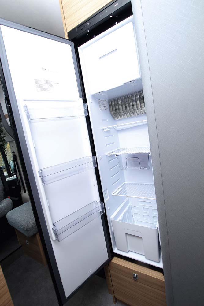 Dethleffs T 7052 DBM Just90 kylskåp.