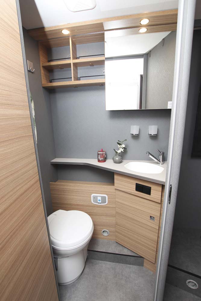 Dethleffs T 7052 DBM Just90 badrum