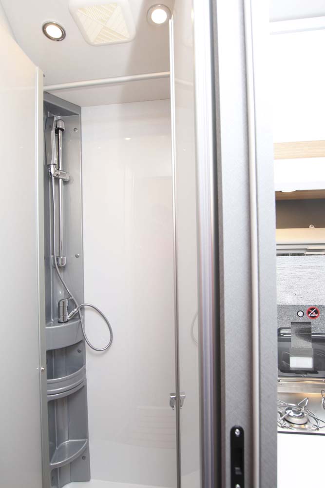 Dethleffs T 7052 DBM Just90 badrum