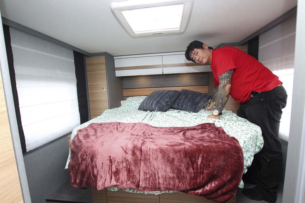 Dethleffs T 7052 DBM Just90 drottningsäng, sovrum.