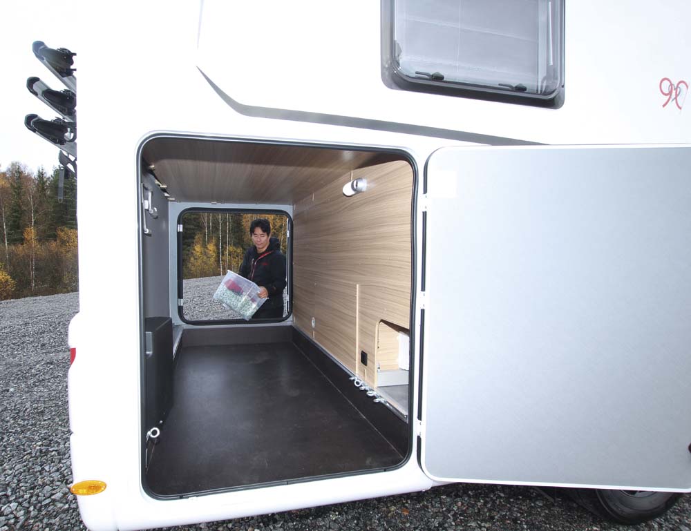 Dethleffs T 7052 DBM Just90 garage.