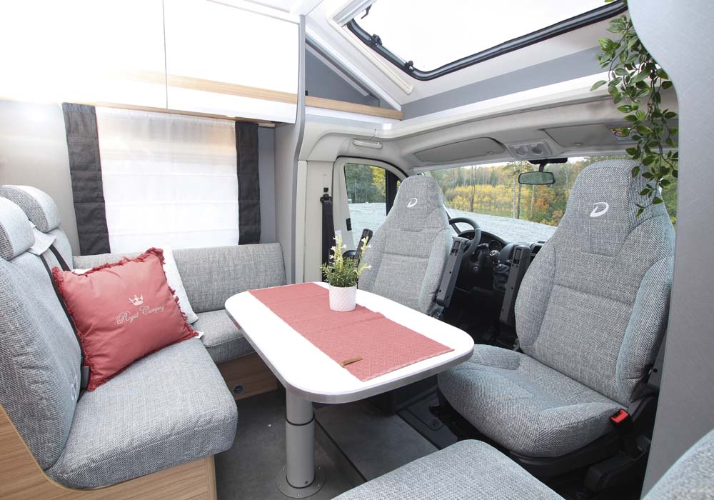 Dethleffs T 7052 DBM Just90 dinett.