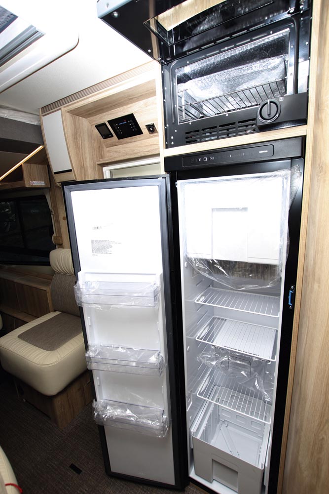 Eura Mobil Integra Line 720 QB kök kylskåp