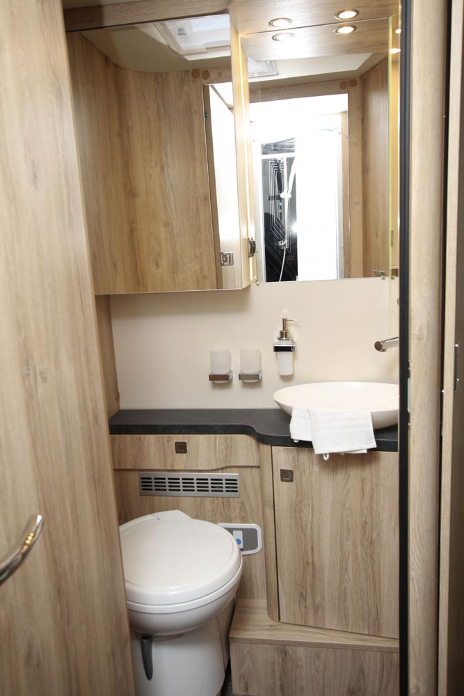 Eura Mobil Integra Line 720 QB badrum