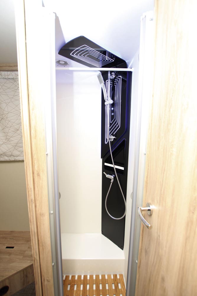 Eura Mobil Integra Line 720 QB dusch