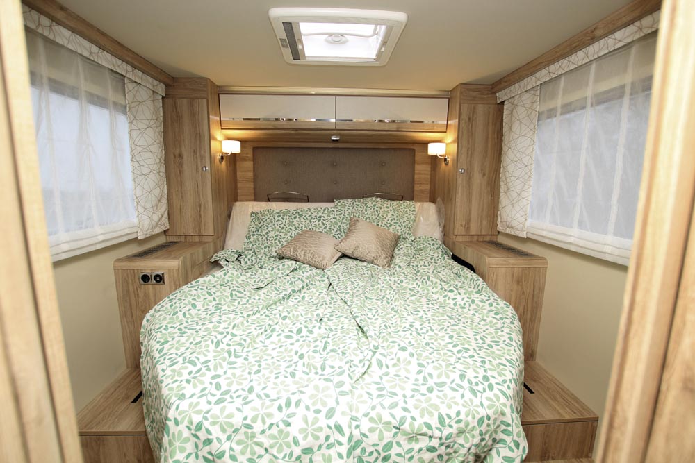 Eura Mobil Integra Line 720 QB drottningsäng