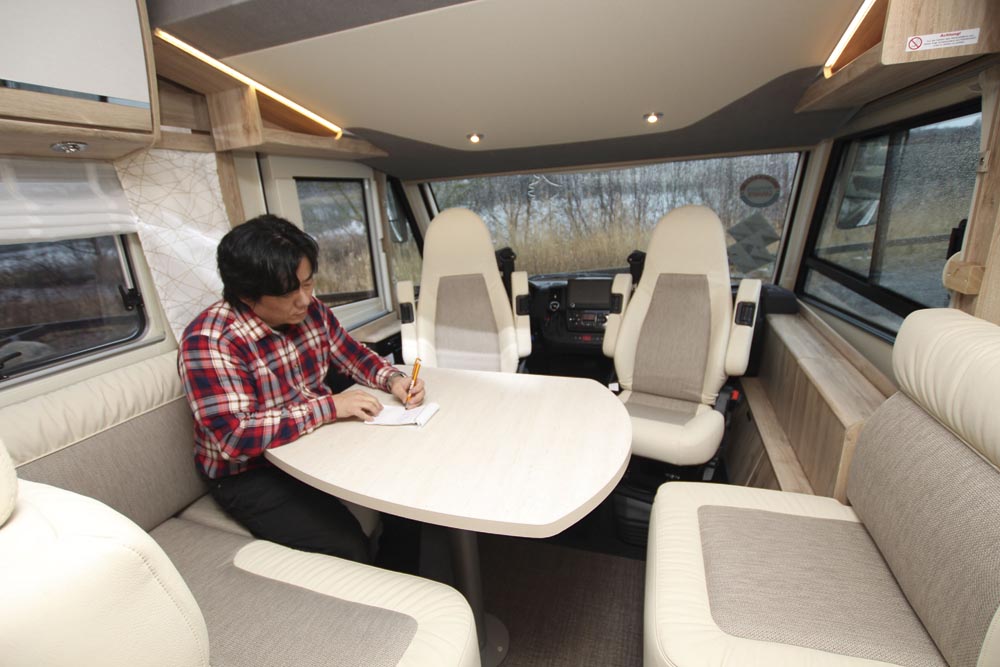 Eura Mobil Integra Line 720 QB dinett