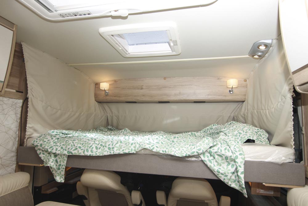 Eura Mobil Integra Line 720 QB överbädd dinett