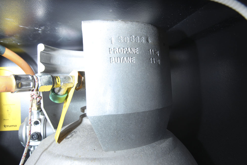 Märkning med bästföredatum och kapacitet på gasolflaska.