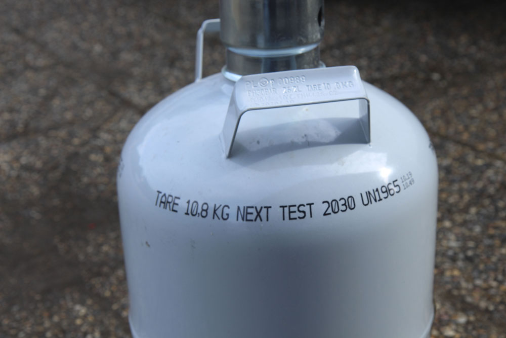 Här ses en helt ny stålflaska, som är tydligt uppmärkt med ny giltighetsperiod.