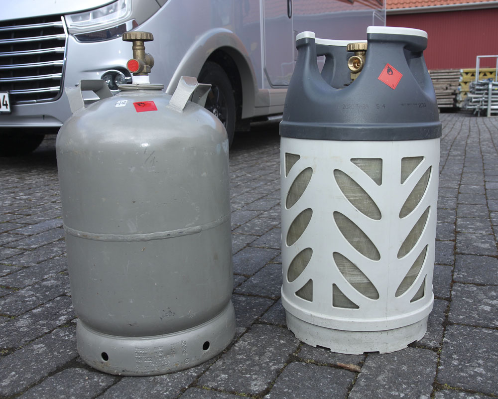 Stålflaska (P11) till vänster och kompsitflaska (PC11) till höger. Fördelen med komposit är att flaskans egenvikt är lägre, men flaskan är också mer känslig för kyla.