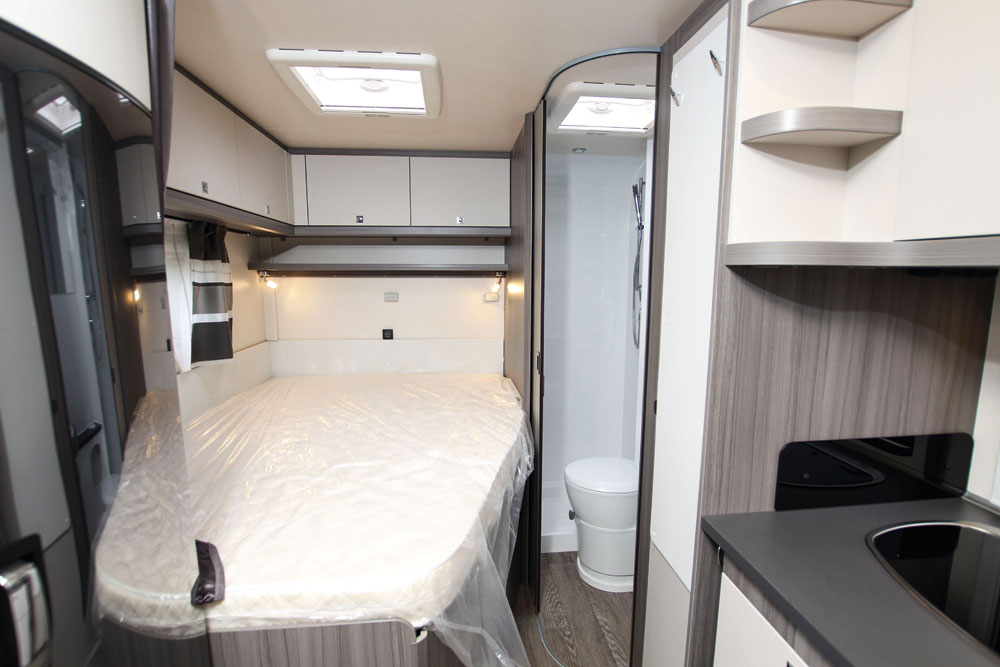 Hobby Optima ontour T65 fransk säng och badrum