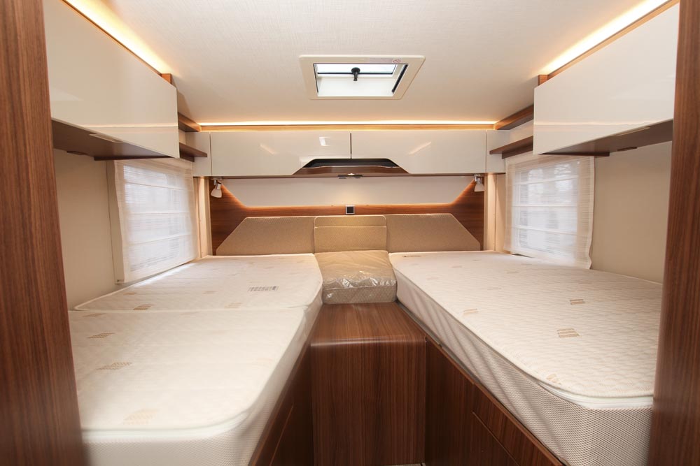 Hymer B580 sovrum med långbäddar