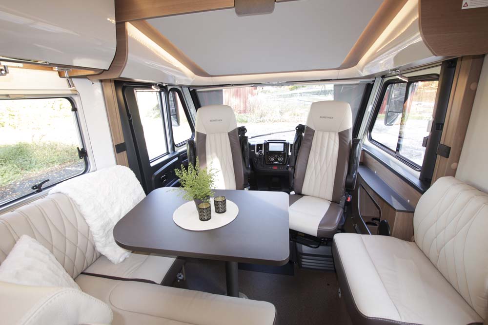 Bürstner Ixeo i746 dinett