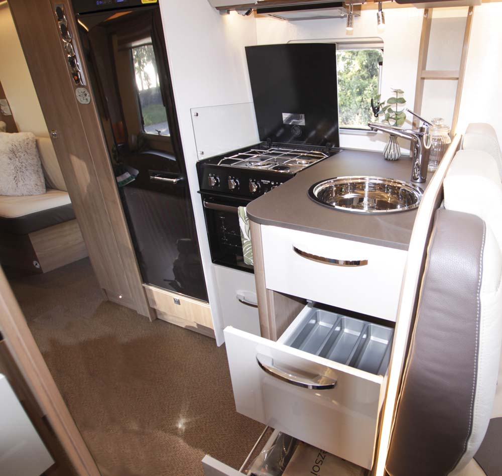 Bürstner Ixeo i746 kök