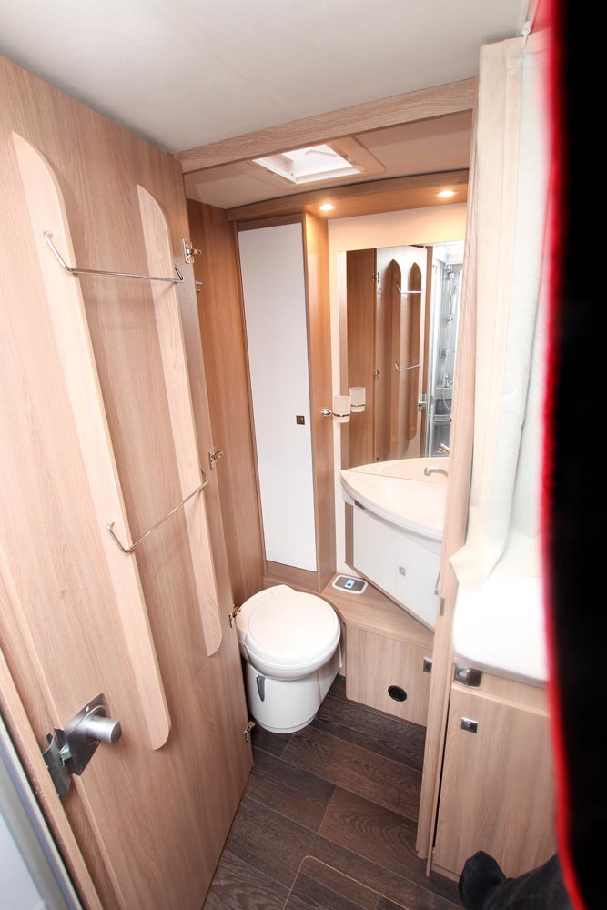 Laika Kosmo 509 badrum med dusch på andra sidan gången.