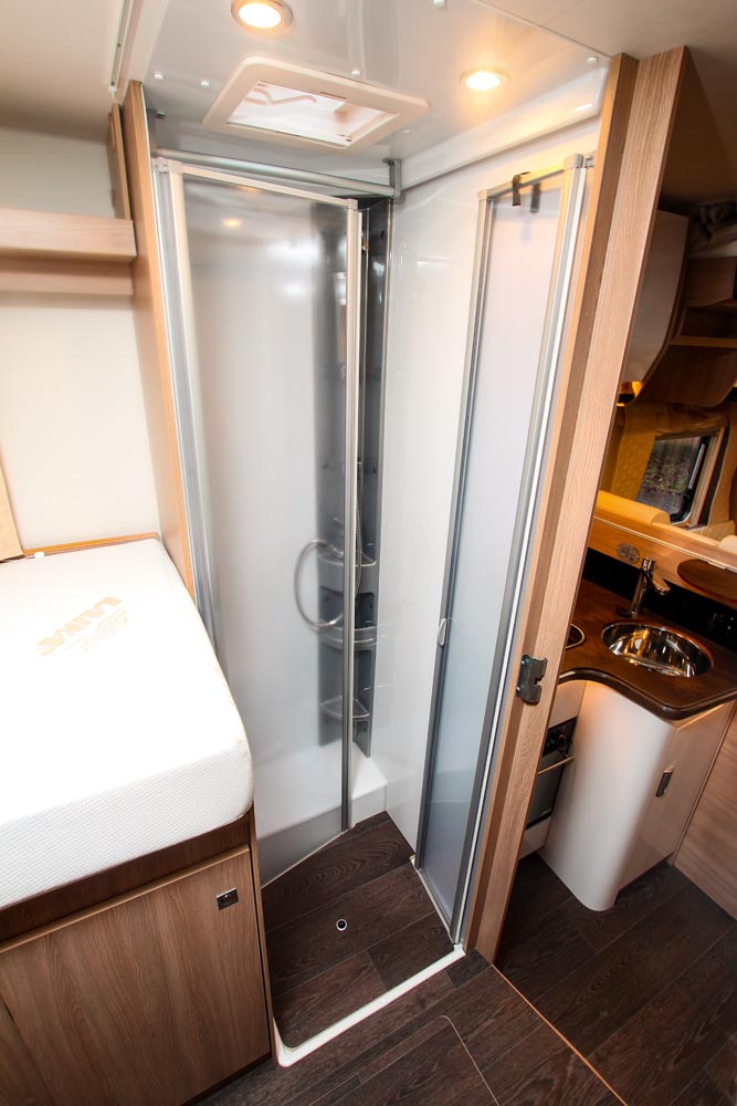 Laika Kosmo 509 dusch med badrum på andra sidan gången.