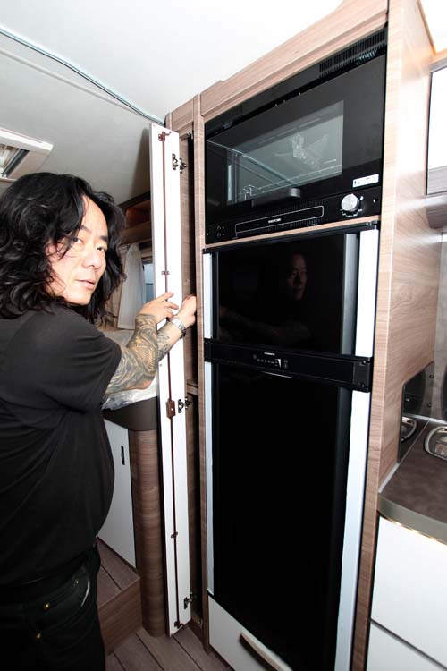 Fredrik Lund visar smalt skåp i Knaus Live I 700 meg.