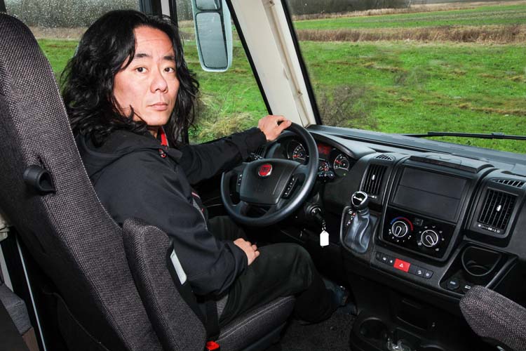 Förarhytten i Knaus Live I 700 meg är baserad på Fiat.