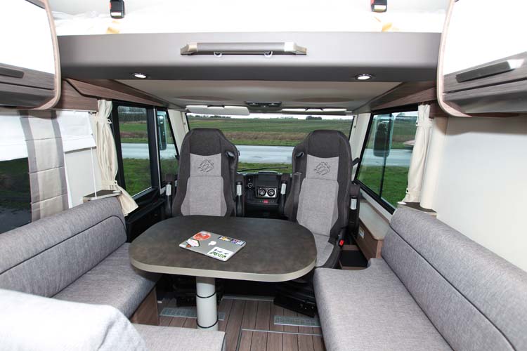 Trevlig dinett med ett mycket följsamt bord som är reglerbart i alla ledder i Knaus Live I 700 meg.