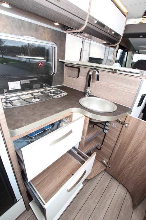 I Knaus Live I 700 meg finns kök med 3-lågis spis, rund diskho med skåp under samt två stora och rätt breda kökslådor. I köket finns även överskåp.