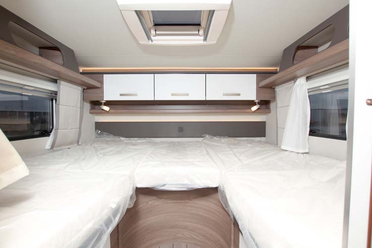 Sovrummet med höga långbäddar i Knaus Live I 700 meg.