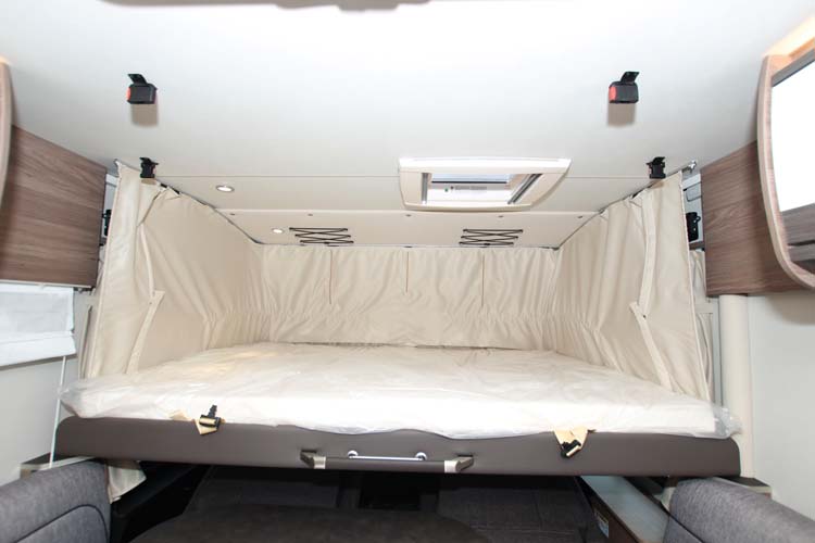 Taksängen i Knaus Live I 700 meg fälls ner över dinetten.