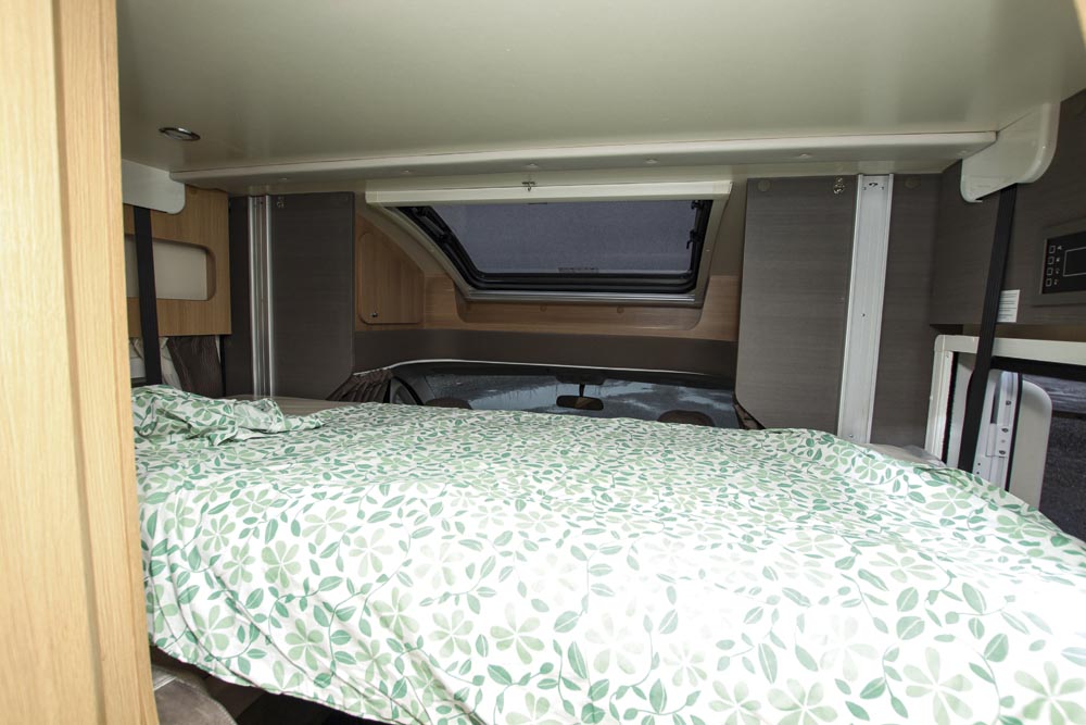 McLouis MC4 330 säng över dinett